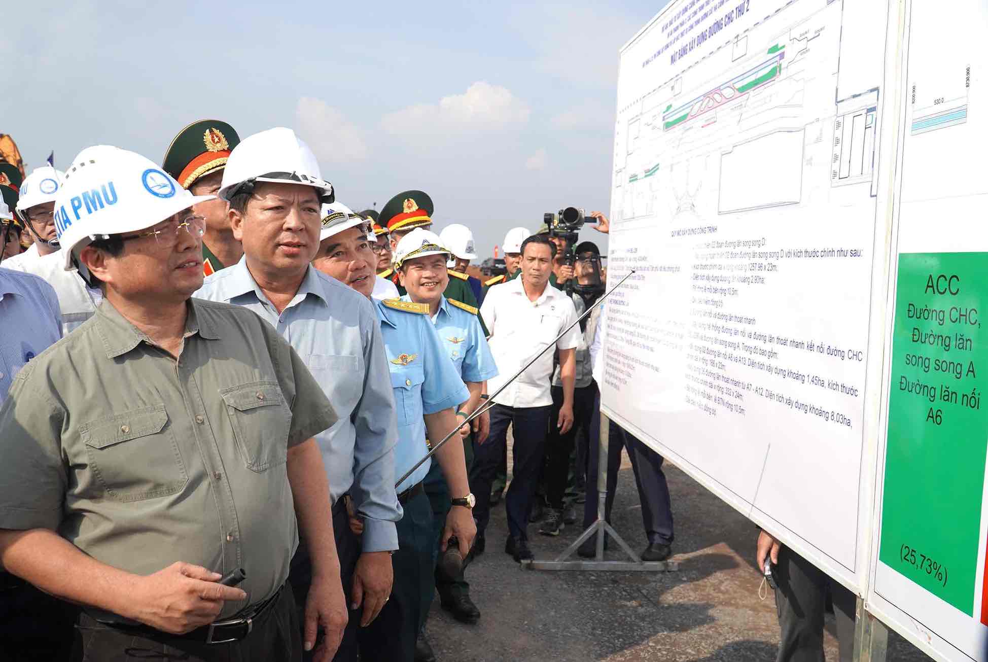 Thủ tướng Chính phủ Phạm Minh Chính kiểm tra tiến độ đường cất hạ cánh thứ hai sân bay Long Thành chiều 2.8. Ảnh: Hà Anh Chiến