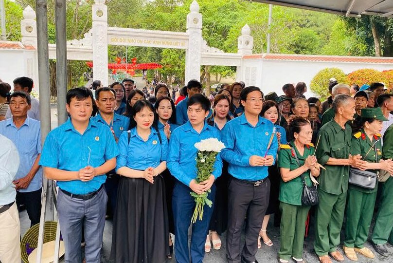 동록 삼거리 유적지에서 향을 피우고 꽃을 바치는 대표단. 사진: 홍득대학교 노동조합