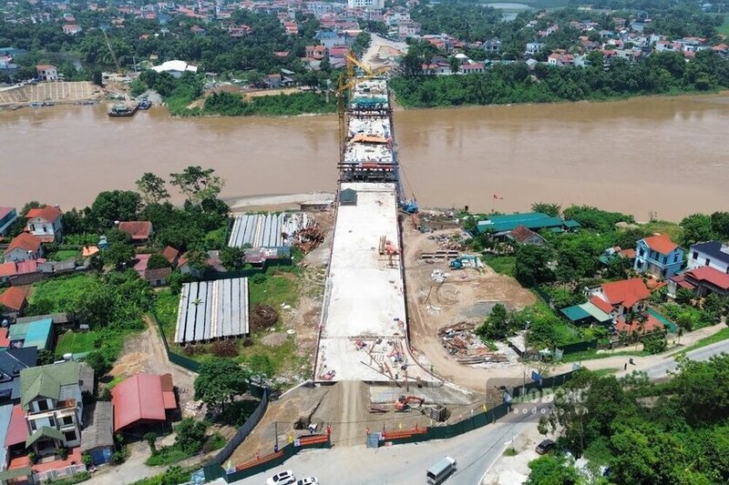 Toan canh cong truong thi cong xay dung cau Phong Chau moi. Anh: To Cong.