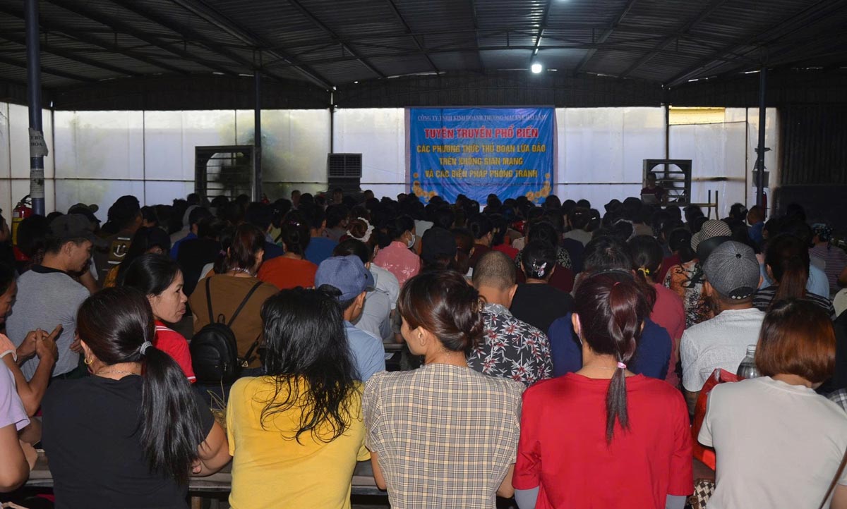 약 450명의 간부 조합원 노동자를 대상으로 온라인 공간에서 사기 수법과 속임수를 홍보합니다. 사진: 투 응우옌