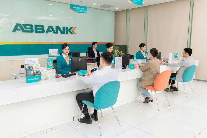 Lua chon phuong cham “lay khach hang lam trong tam“, ABBANK luon chu dong dong hanh cung khach hang doanh nghiep thong qua cac goi tin dung uu dai, lai suat hap dan, tai tro thuong mai… giup doanh nghiep xuat nhap khau kip thoi bo sung nguon von phuc vu cong tac mo rong, phat trien kinh doanh hieu qua, ben vung. Anh ABBANK