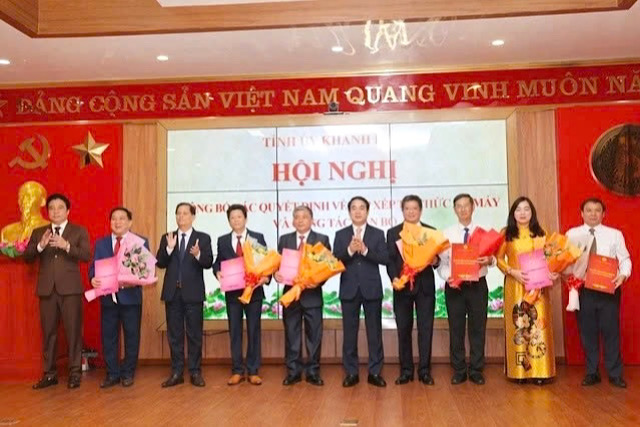 Khanh Hoa presented early retirement decisions to cadres under the management of the Provincial Party Committee Standing Committee to carry out the arrangement, streamlining, and merger of the apparatus according to local government at 2 levels. Photo: Ba Duy