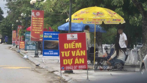 Fuera del proyecto Bich Son Central Point (barrio de Viet Yen Bac Ninh) hay una serie de puntos de asesoramiento que invitan a la gente a reservar terrenos. Foto: PV