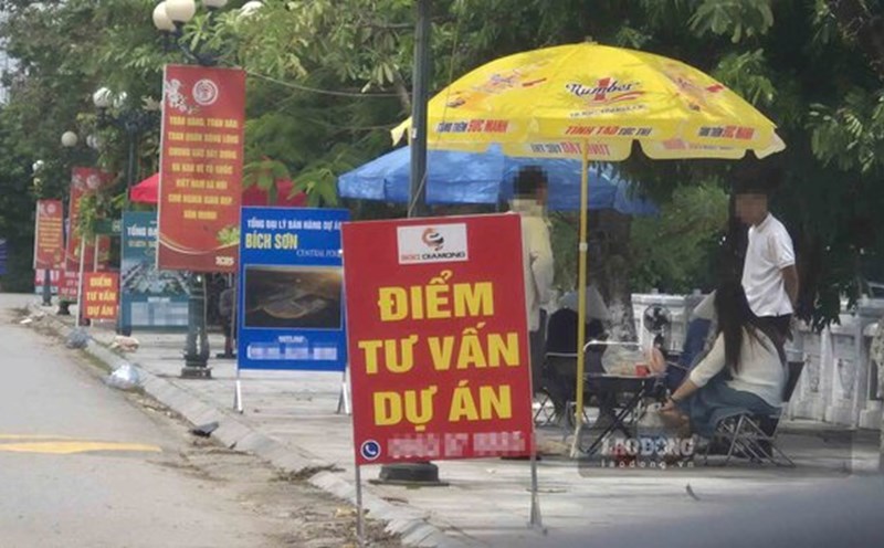 Outside the Bich Son Central Point project (Viet Yen ward, Bac Ninh), there are a series of consultation points, inviting people to book to buy land. Photo: PV