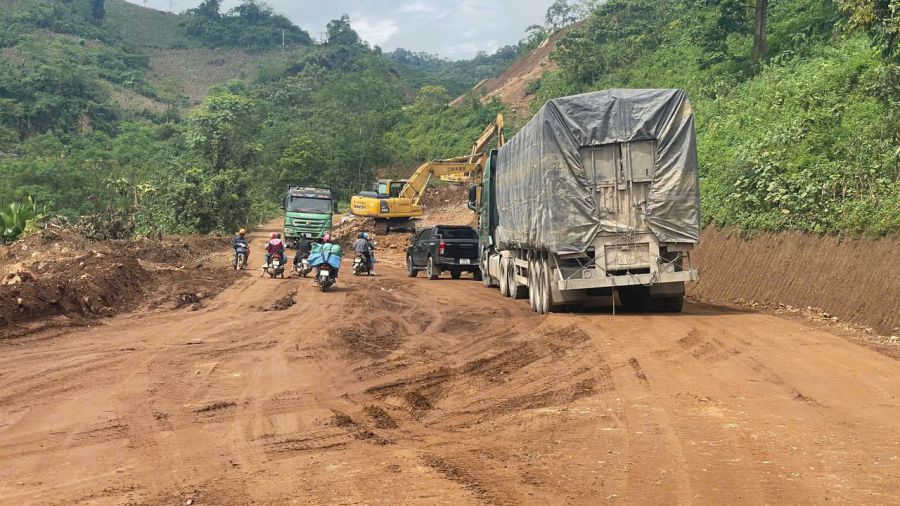 People are worried about the project's slow construction, causing congestion and traffic accidents. Photo: Dinh Dai