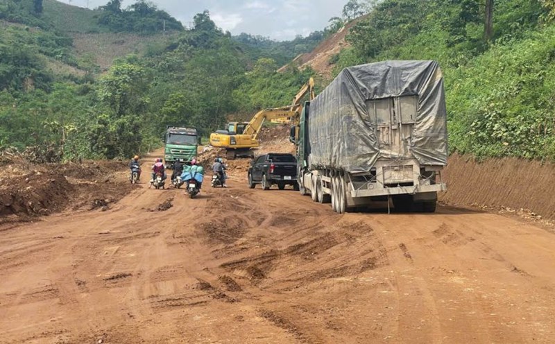 People are worried about the project's slow construction, causing congestion and traffic accidents. Photo: Dinh Dai