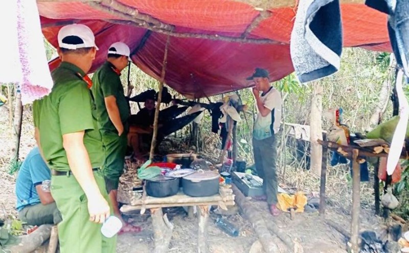 The functional forces of Que Phuoc commune continuously launched a campaign to search for illegal gold deposits after the reflection on Lao Dong. Photo: Provided by the police