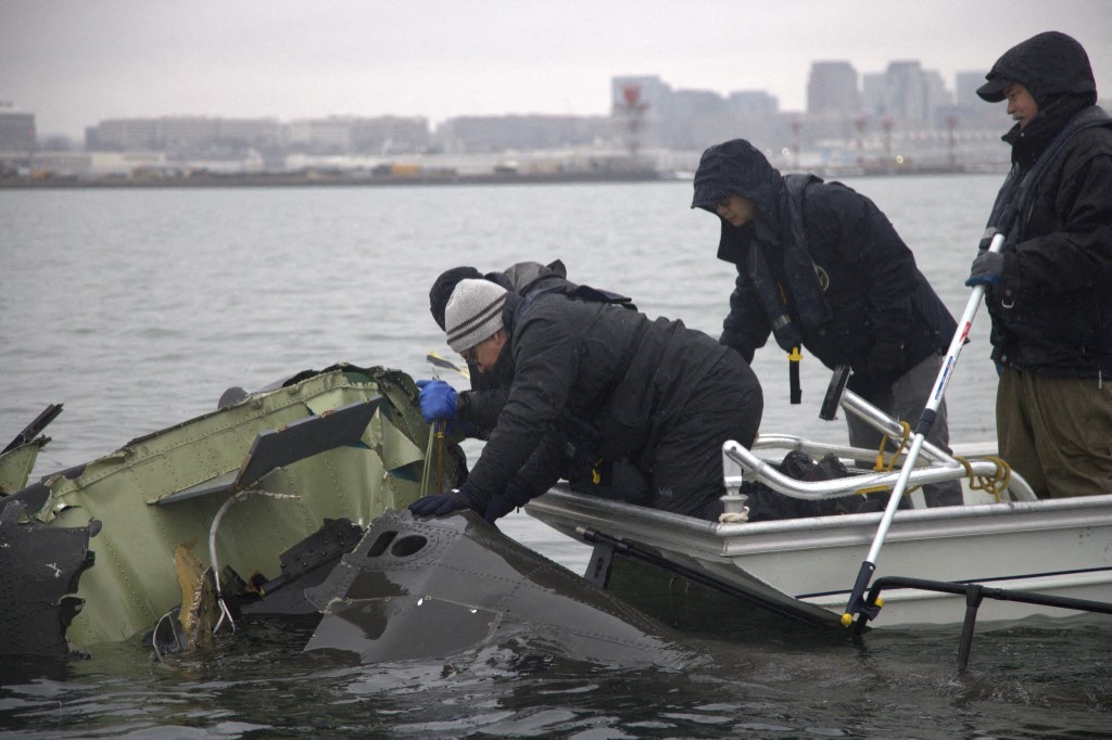 Fragments recovered from the collision between CRJ700 and the UH-60 Black Hawk helicopter over the Potomac River, Arlington, Virginia (USA), on February 2, 2025. Photo: AFP