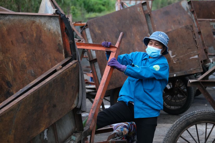 Thao 씨는 극심한 폭염 속에서 일합니다. 사진: Ta Quang