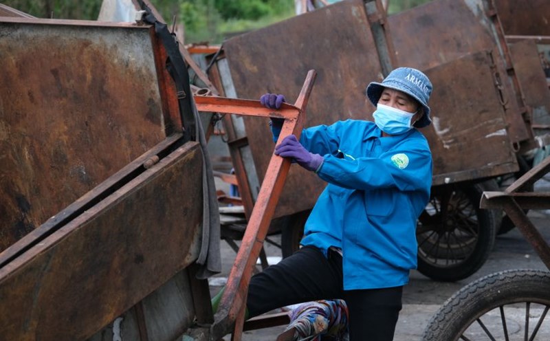 Ms. Thao works in hot weather. Photo: Ta Quang