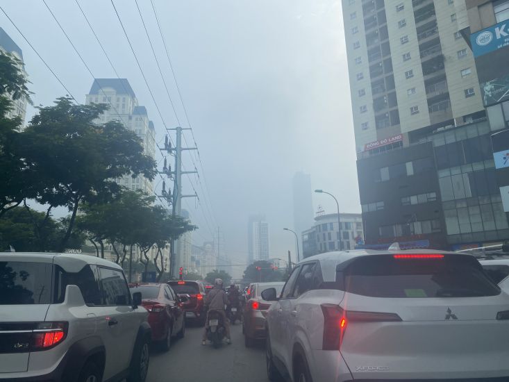 グリーン交通手段の転換は、ハノイの大気汚染の削減に貢献することが期待される解決策です。写真:トゥイ・リン