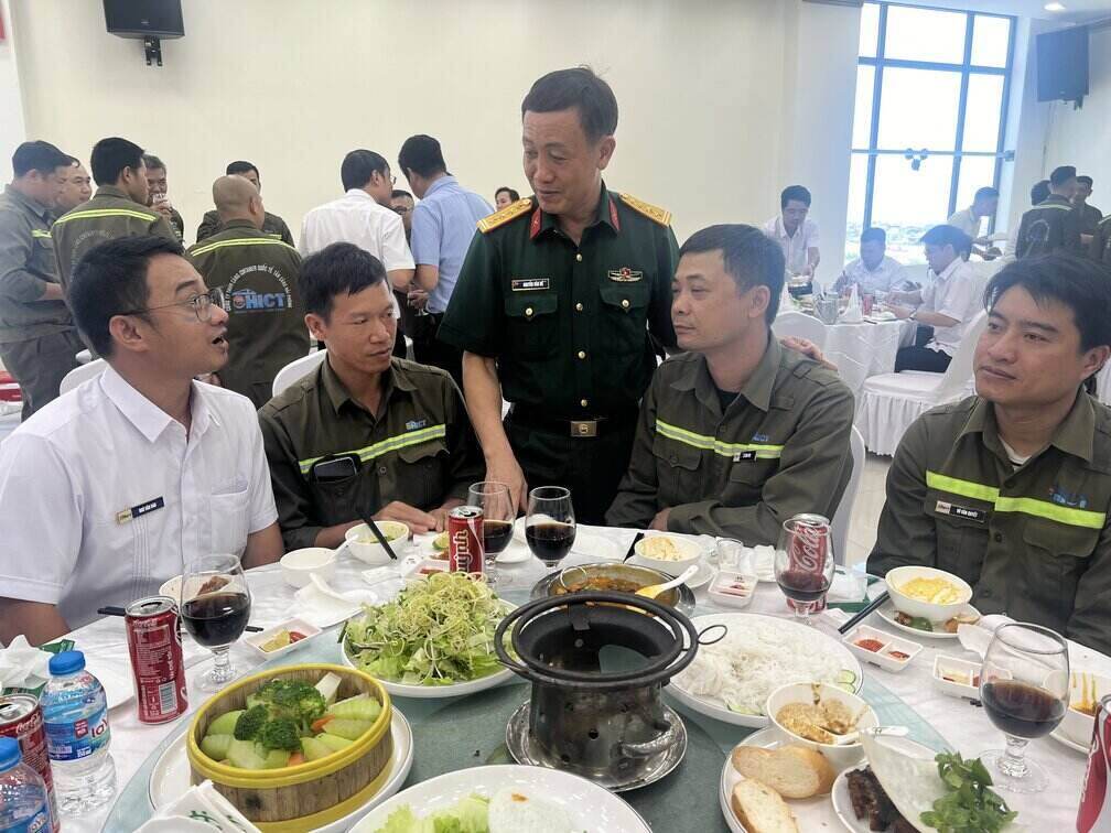 Nguyen Van De 대령 - 국방 노동조합 위원장이 노동조합 점심 식사에서 노동자들을 방문하고 있습니다. 사진: Kieu Vu