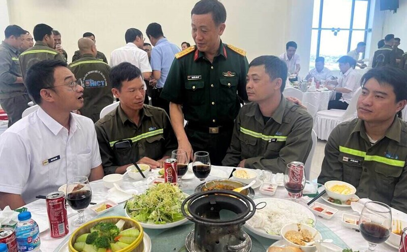 Colonel Nguyen Van De - Head of the National Defense Trade Union Department visited workers at the Trade Union Meal. Photo: Kieu Vu