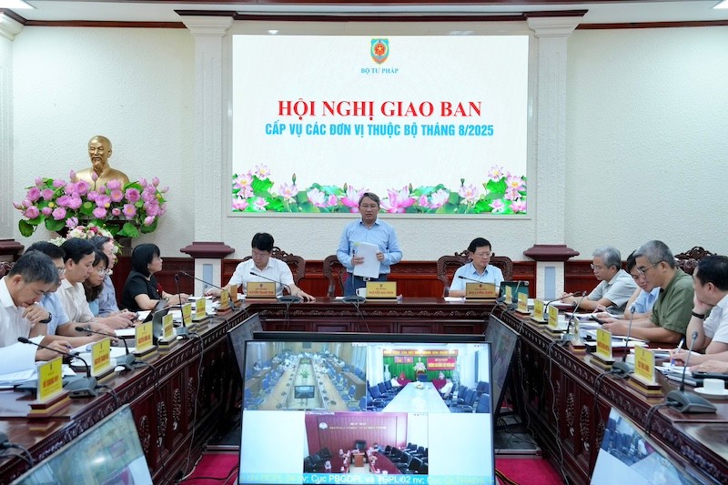 The leaders of the Ministry of Justice directed to focus on handling policies for cadres and civil servants affected by the reorganization of the apparatus in the recent department-level meeting. Photo: Ministry of Justice