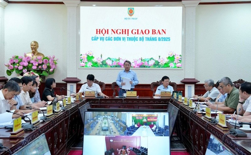 The leaders of the Ministry of Justice directed to focus on handling policies for cadres and civil servants affected by the reorganization of the apparatus in the recent department-level meeting. Photo: Ministry of Justice