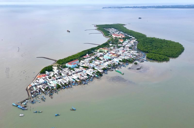 Communes in mountainous and island areas with 5,000 or less members are elected by 15 People's Council delegates. Photo: Huu Chanh