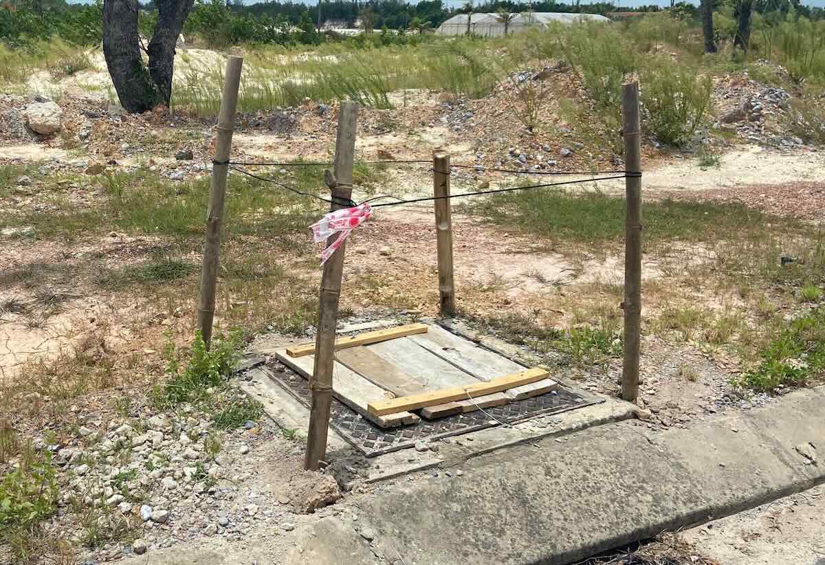 The stolen train hole in Quang Tri was temporarily covered with wood. Photo: Hai Trieu