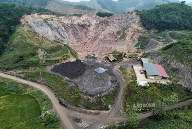 Viet Sinh Company (Lao Cai) was reported by people as causing environmental pollution and damaged roads. Photo: Van Duc.