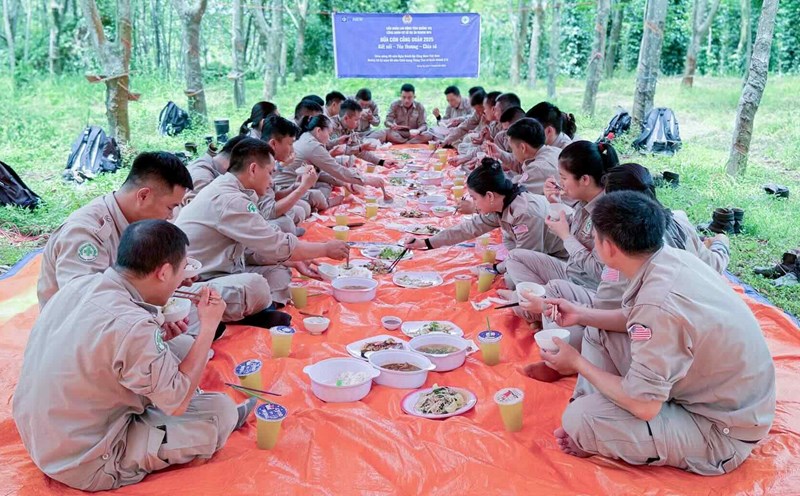 Workers breaking bullets and mines gathered at the warm "Union Meal". Photo: RENEW
