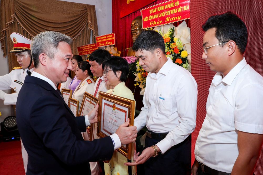Trao bang khen cho cac tap the, ca nhan co thanh tich xuat sac trong thuc hien nhiem vu cua Doan dai bieu Quoc hoi TPHCM khoa XV (nhiem ky 2021 - 2026). Anh: Minh Tam