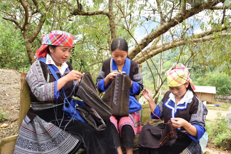 Ethnic women in Son La preserve and maintain the brocade embroidery craft. Photo: Truong Son