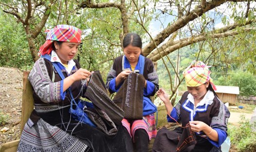 Phụ nữ các dân tộc tại Sơn La bảo tồn và gìn giữ nghề thêu thổ cẩm. Ảnh: Trường Sơn