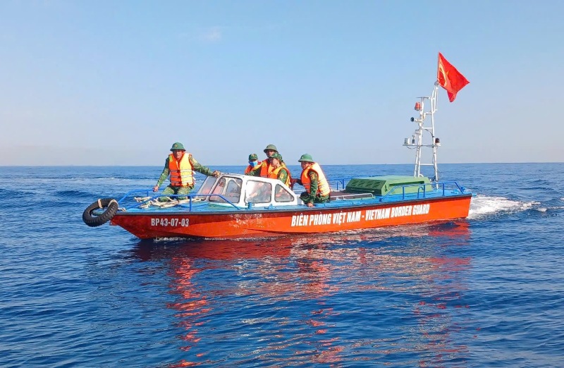 Da Nang huy dong nhieu luc luong tim kiem ngu dan mat tich tren bien. Anh: Hong Anh