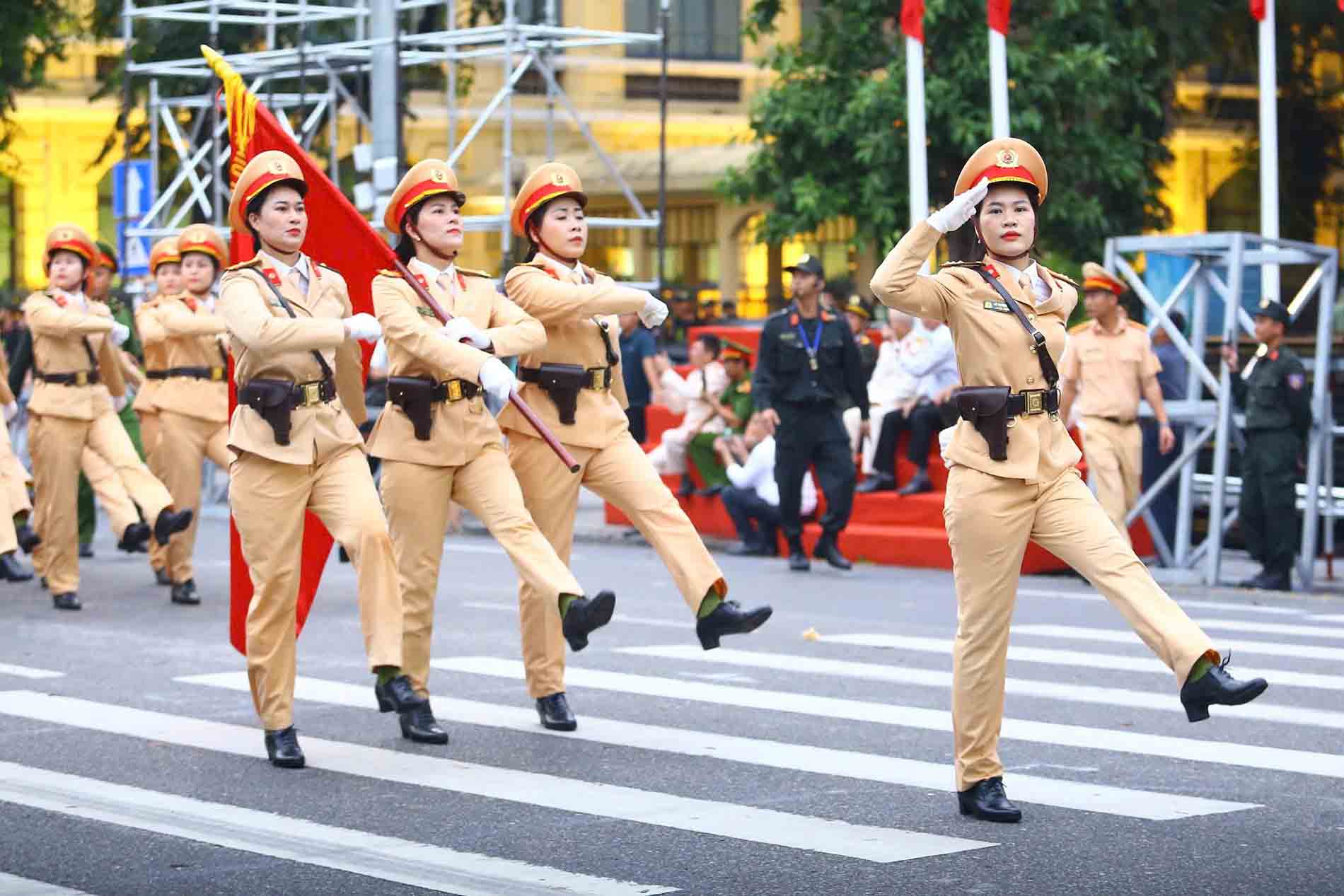 The female traffic police team checked the team at Hoan Kiem Lake walking street (Hanoi), on the morning of August 7. Photo: Song Huu