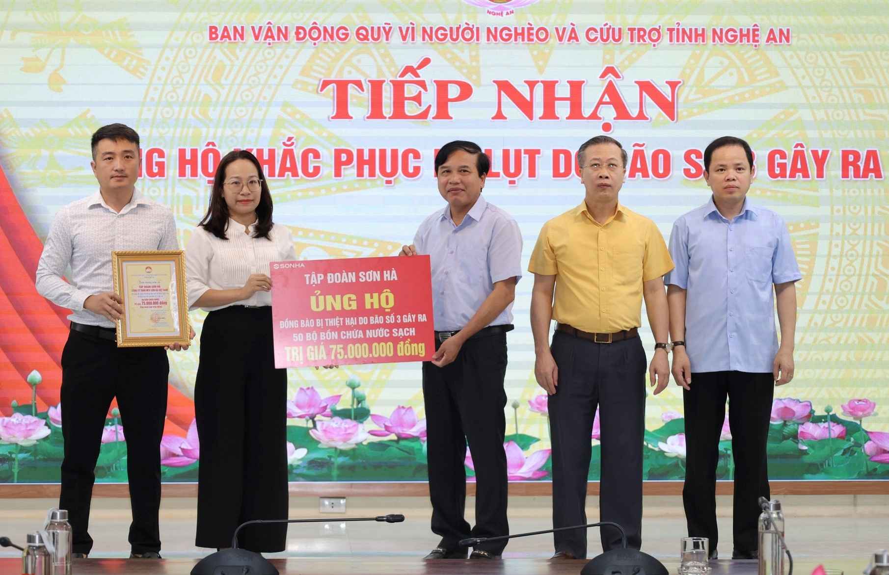 Tap doan Son Ha trao tang 50 bon chua nuoc tri gia 75 trieu dong cho cac ho dan vung lu Nghe An. Anh: Ngoc Anh