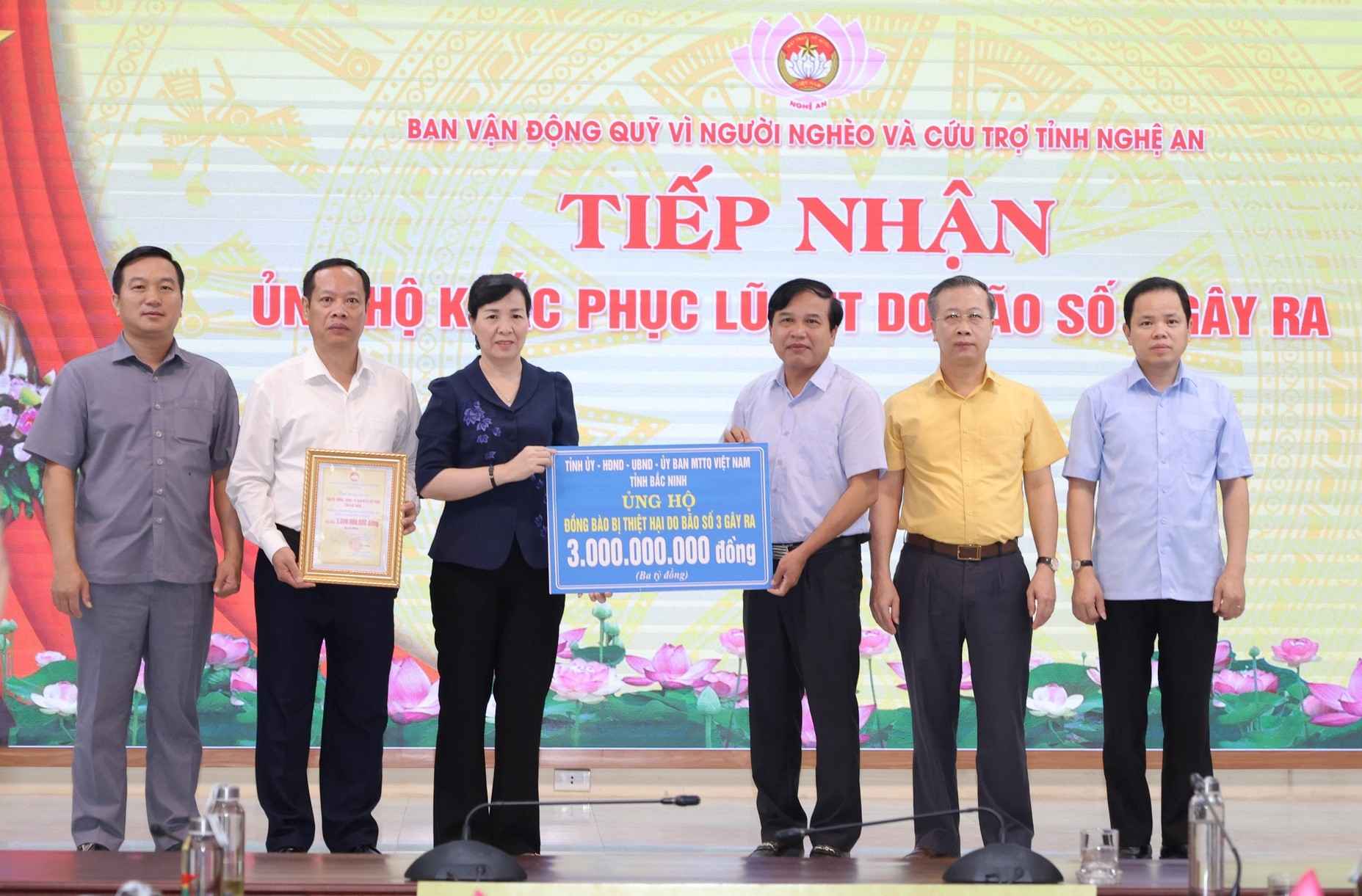 Lideres de la provincia de Bac Ninh entregan 3 mil millones de VND para apoyar a las personas en las zonas inundadas de Nghe An. Foto: Ngoc Anh