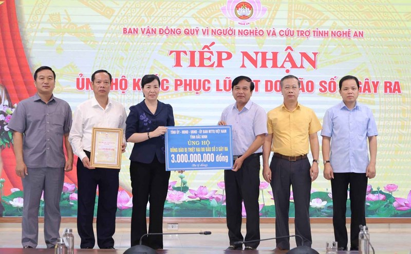 Leaders of Bac Ninh province presented 3 billion VND to support people in flooded areas of Nghe An. Photo: Ngoc Anh