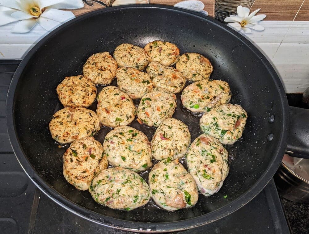 ピクルスフィッシュボールは揚げた料理です、暑い夏の食事の味を変えるのに理想的な料理です。写真：Thu Lan