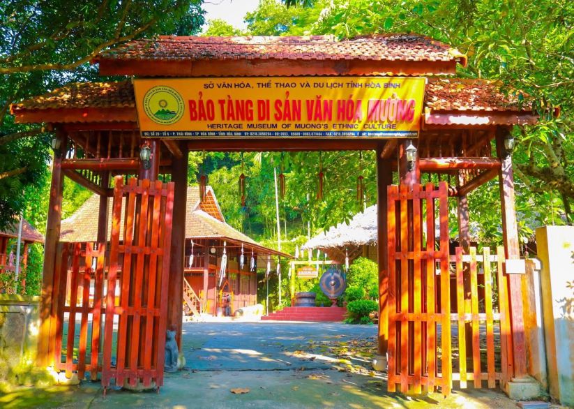 Cong vao cua Bao tang Di san Van hoa Muong, phuong Thong Nhat (nay thuoc tinh Phu Tho) - diem den van hoa tieu bieu cua tinh Hoa Binh (cu). Anh: Thu Hang