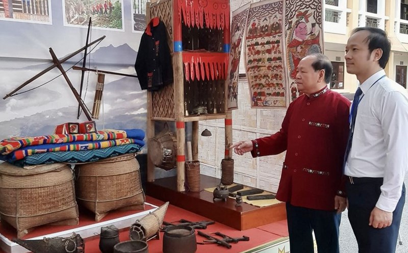 Mr. Bui Thanh Binh (left) introduced the Muong cultural exhibition space at an exchange - cultural heritage promotion event. Photo: Thu Hang