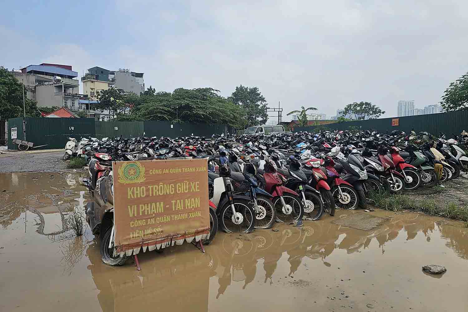 Estacionamiento de vehiculos infractores - accidentes en el barrio de Thanh Liet (Hanoi) julio de 2025. Foto: Song Huu