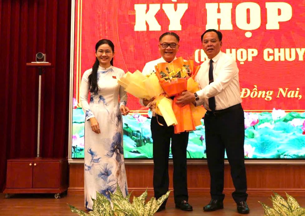 地方党委員会の常任副秘書、トンNGOCハン州人民協議会の議長、および州民委員会の議長であるヴォタンドゥックは、Nguyen Kim氏が州人民委員会の副議長に選出されたことを祝福しました。写真：HAC