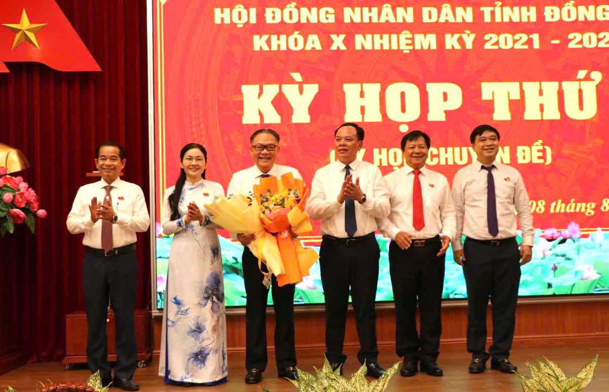 Lanh dao tinh Dong Nai chuc mung ong Nguyen Kim Long duoc bau giu chuc Pho Chu tich UBND tinh. Anh: HAC