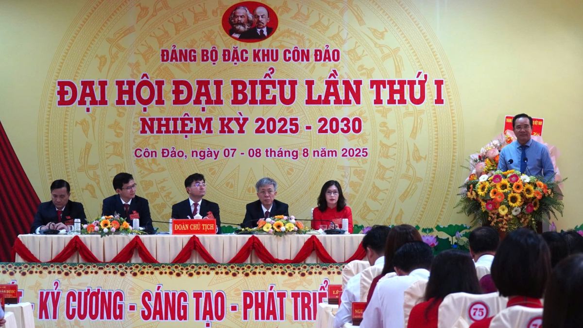 2025-2030 임기 제1차 대회 장면 꼰다오 특별 구역 당위원회. 사진: Nam Ngoc