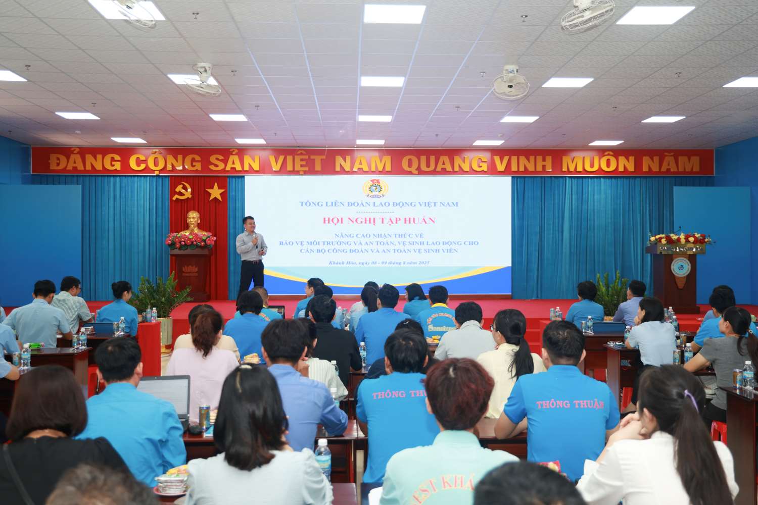 베트남 노동총연맹 강사가 칸호아 기업의 기초 노동조합 간부진을 위한 환경 보호 및 산업 안전에 관한 새로운 규정을 공유하고 있습니다. 사진: 판 쭝