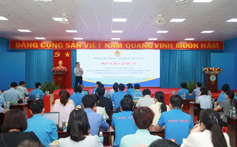 The reporter of the Vietnam General Confederation of Labor shared the new regulations on environmental protection, safety and hygiene for the team of grassroots trade union officials in Khanh Hoa. Photo: Phan Trung