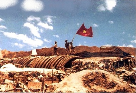 Hinh anh thuc te co do sao vang tung bay chien thang tren noc ham Do Cat ngay 7.5.1954. Anh: TTXVN