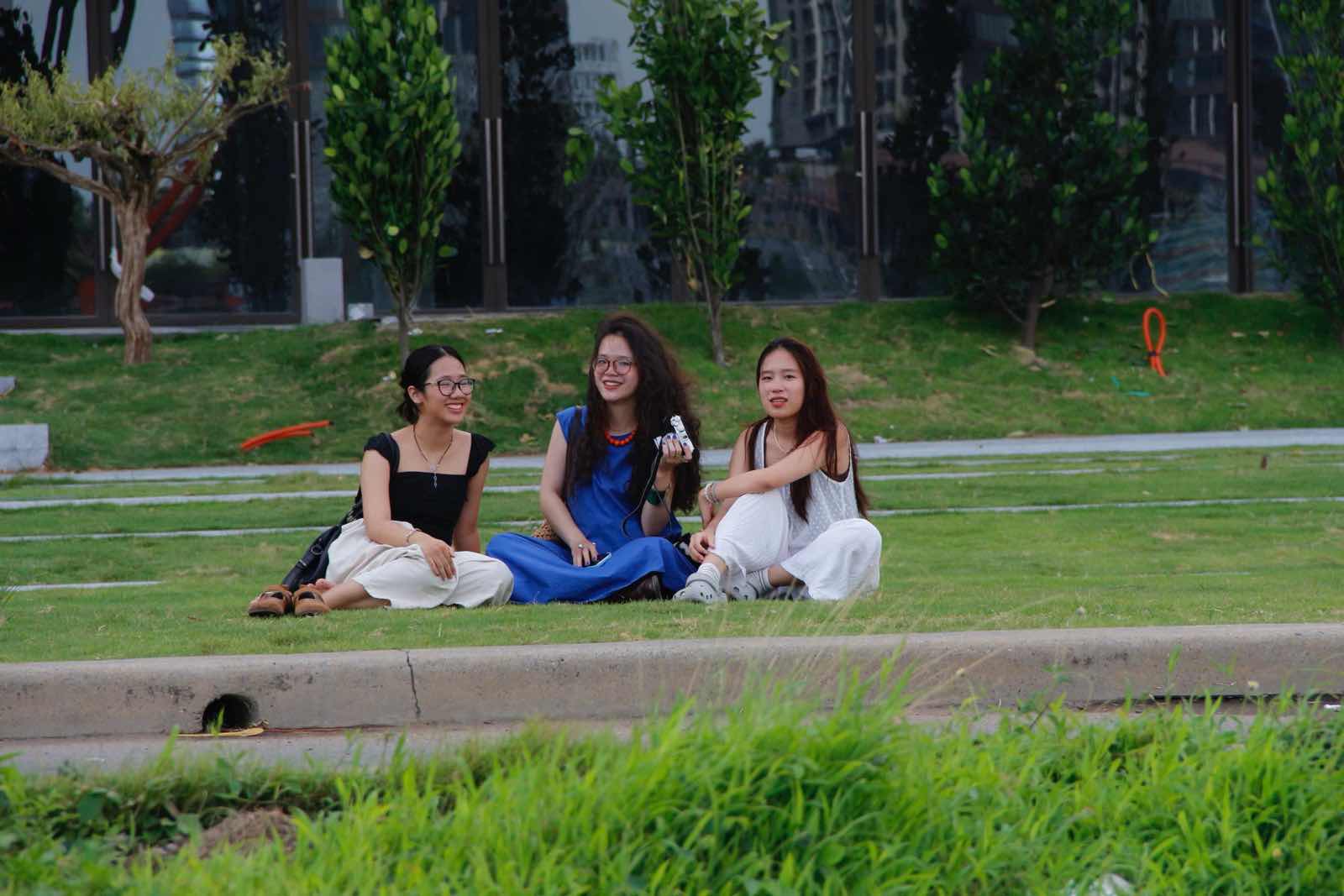 La pelouse juste a l'entree de la gare de Ba Son attire de nombreux jeunes a visiter apres avoir ete renovee