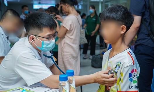 Bộ Y tế trả lời thời điểm bác sĩ phải thi để được cấp phép hành nghề. Trong ảnh là một bác sĩ đang khám cho bệnh nhi. Ảnh: Thanh Xuân