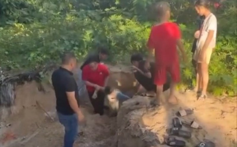The moment driver Ti Hon and others took the child out of the sand. Photo: Provided by the people