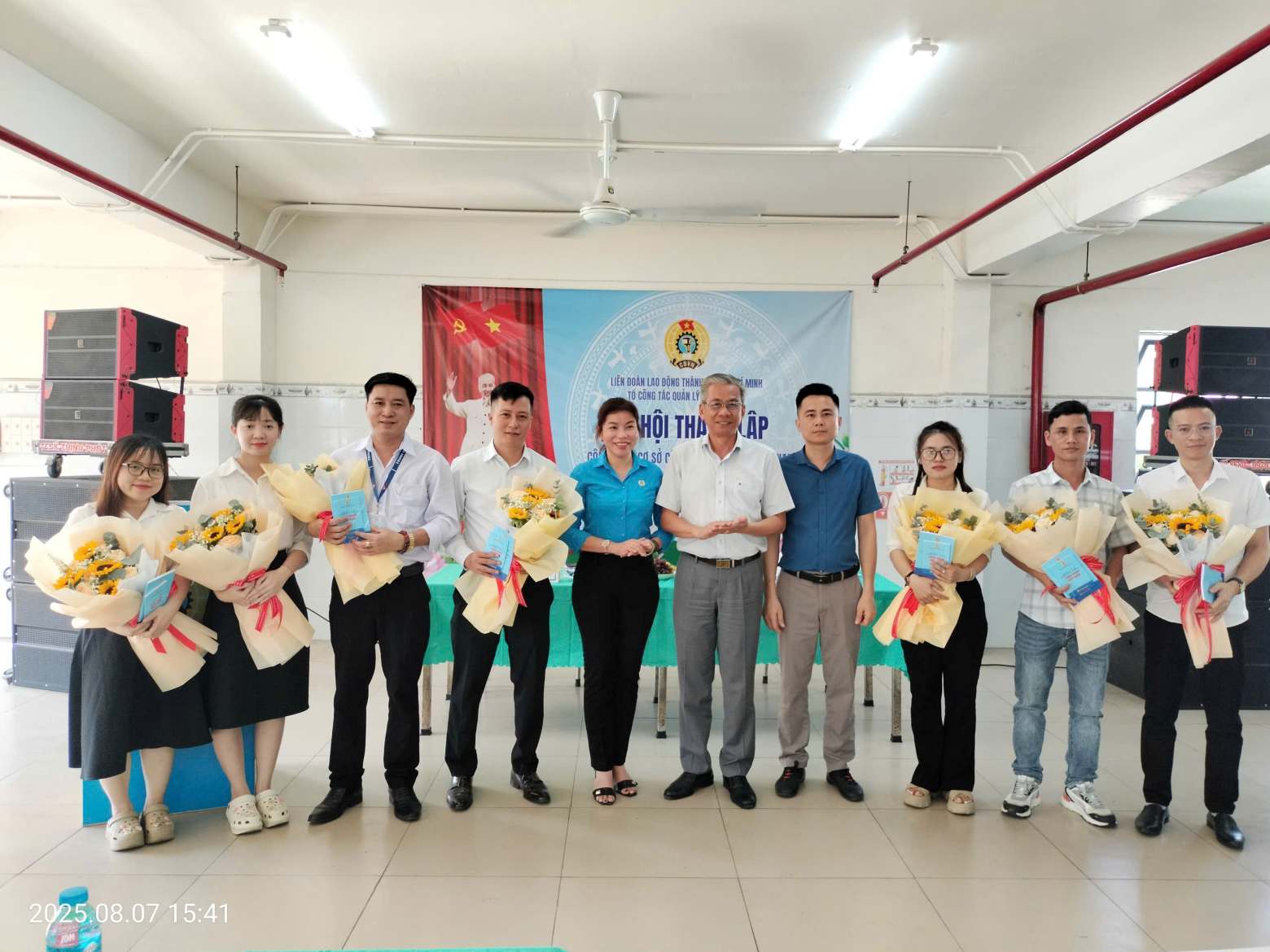 Lanh dao To cong tac quan ly dia ban so 8 - LDLD Thanh pho, Cong doan phuong Binh Co, Ban giam doc cong ty tang Dieu le Cong doan Viet Nam va hoa chuc mung ban chap hanh khoa moi ra mat.