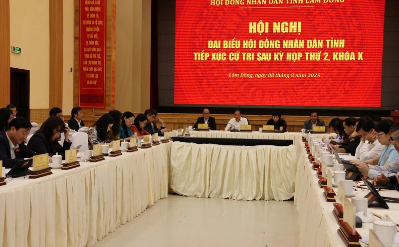 The Provincial People's Council and the Provincial Vietnam Fatherland Front Committee coordinated to organize direct meetings with voters at the Lam Dong Provincial Party Committee Hall and connect online with 10 connecting points in the commune, ward, and special zone of Phu Quy. Photo: Duc Lam