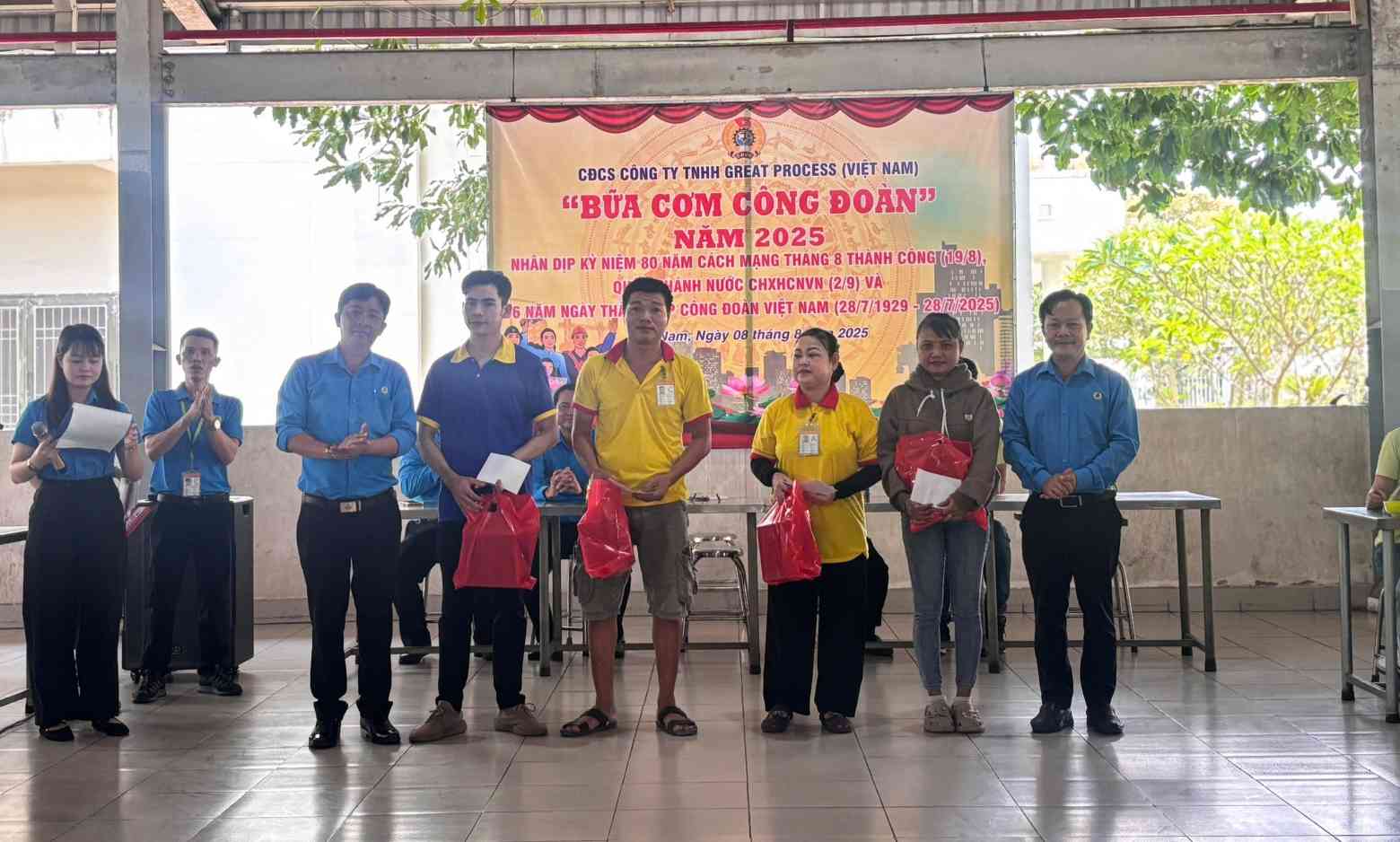 Cong doan tang qua cho nguoi lao dong kho khan. Anh: Yen Nhi