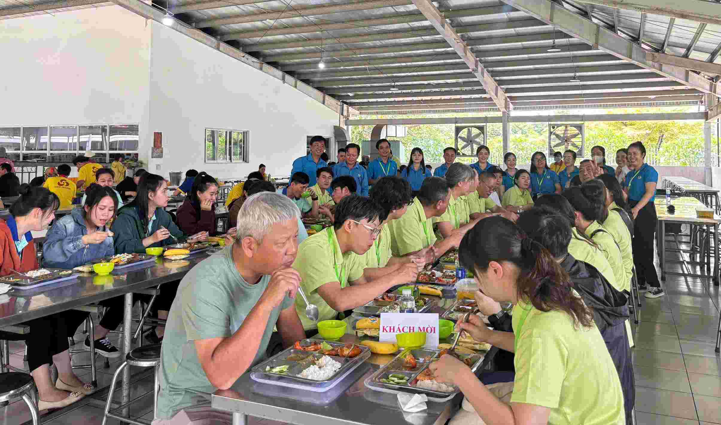 1 100명의 노동자를 위한 노동조합 점심 식사. 사진: 옌니