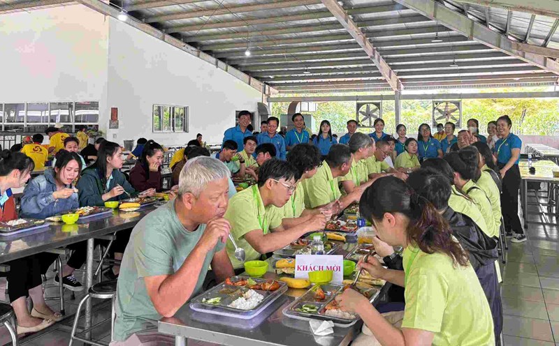 Union meal for 1,100 workers. Photo: Yen Nhi