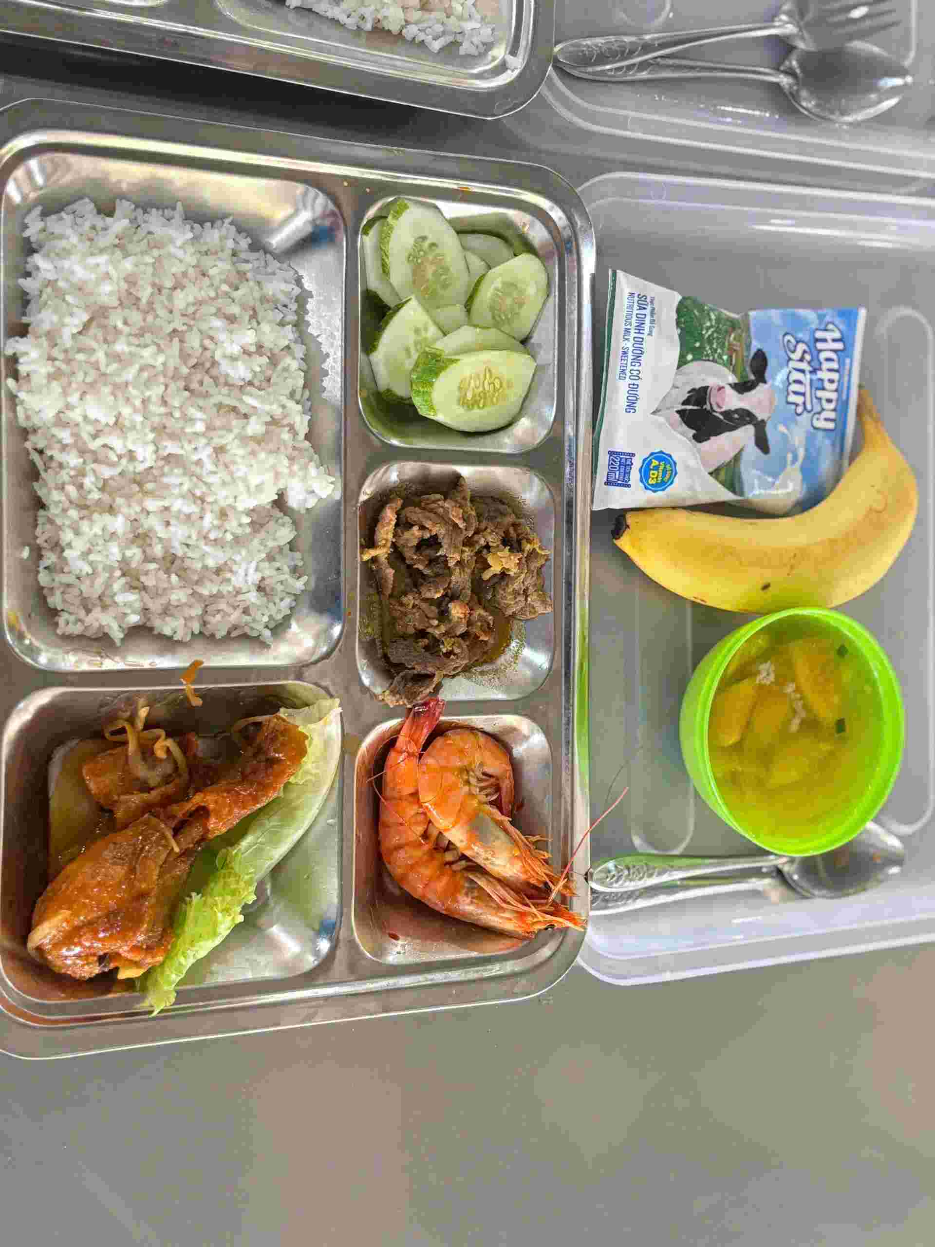 Bua com Cong doan voi cac mon thit kho, tom, dui ga, canh, sua va trai cay. Anh: Yen Nhi